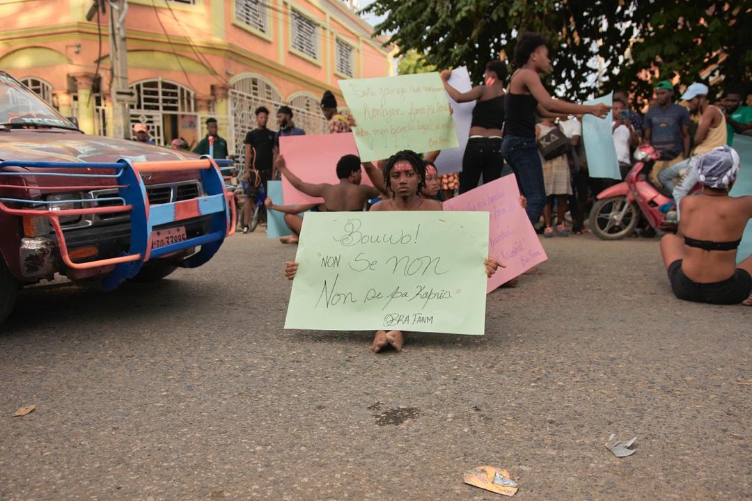 « Bra Fanm » dans les rues de Saint-Marc pour dénoncer les violences que subissent les femmes en Haïti